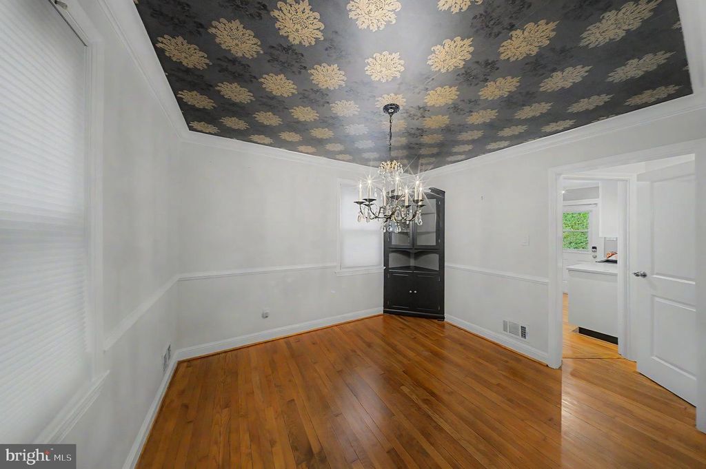 Image 6 of property listing at 10427 KENSINGTON PKWY, Kensington, MD 20895