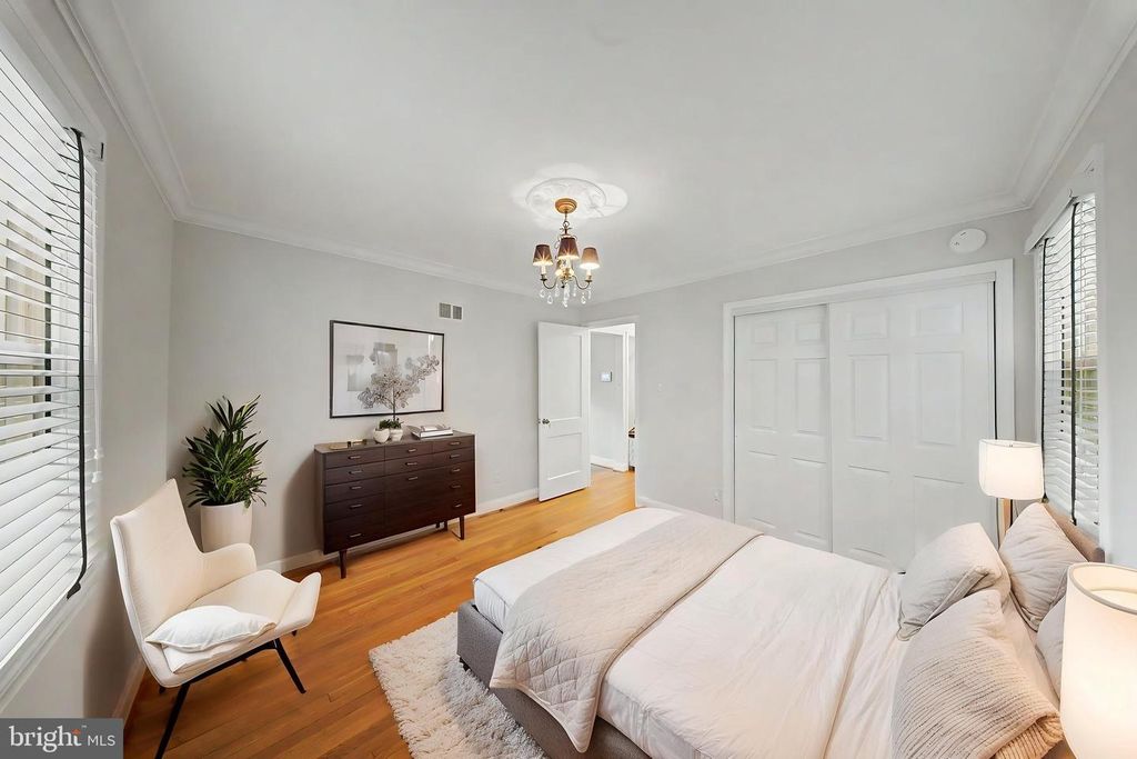 Image 7 of property listing at 10427 KENSINGTON PKWY, Kensington, MD 20895