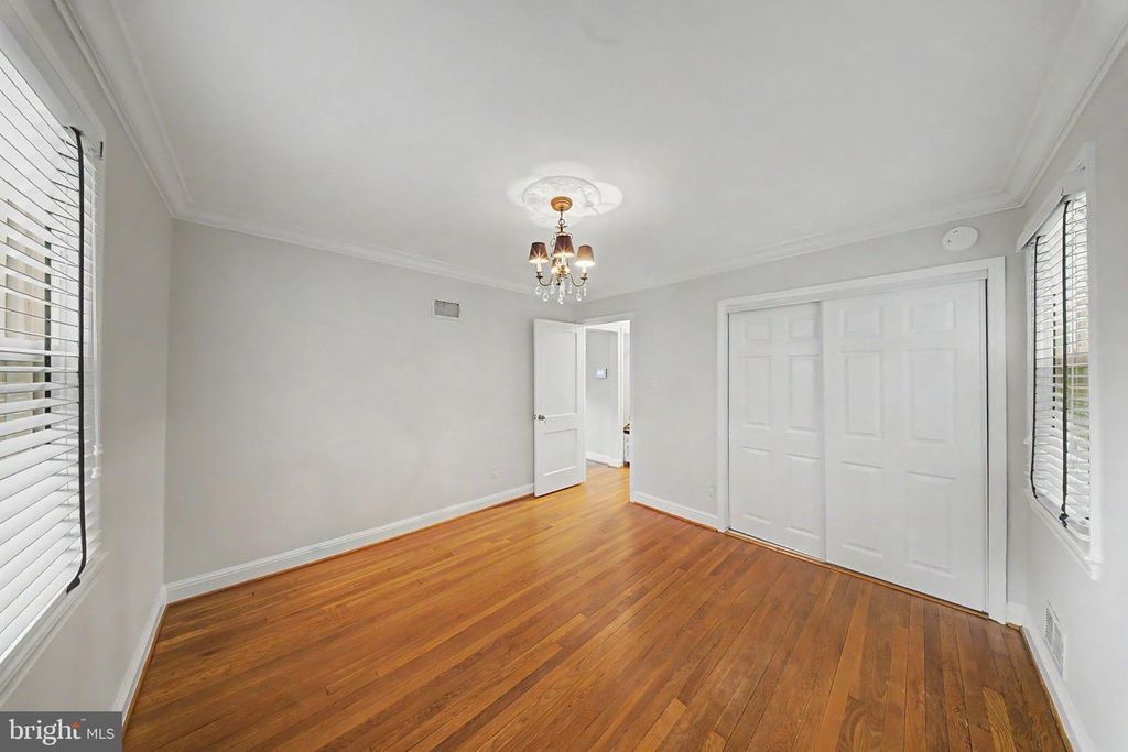 Image 8 of property listing at 10427 KENSINGTON PKWY, Kensington, MD 20895
