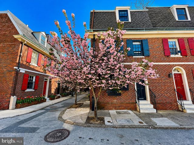 1110 WAVERLY ST, Philadelphia, PA 19147