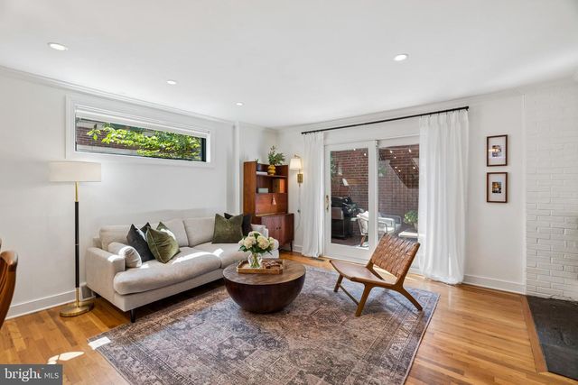 1110 WAVERLY ST, Philadelphia, PA 19147