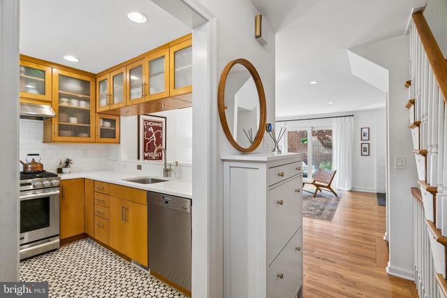 1110 WAVERLY ST, Philadelphia, PA 19147