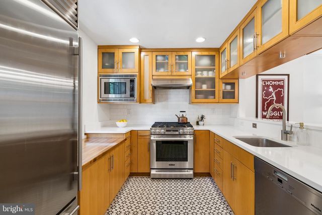 1110 WAVERLY ST, Philadelphia, PA 19147