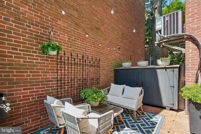 1110 WAVERLY ST, Philadelphia, PA 19147