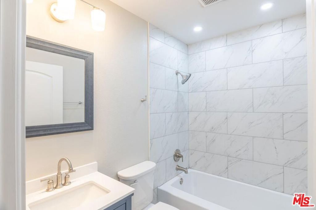 Image 21 of property listing at 1535 E 92nd Street, Los Angeles, CA 90002