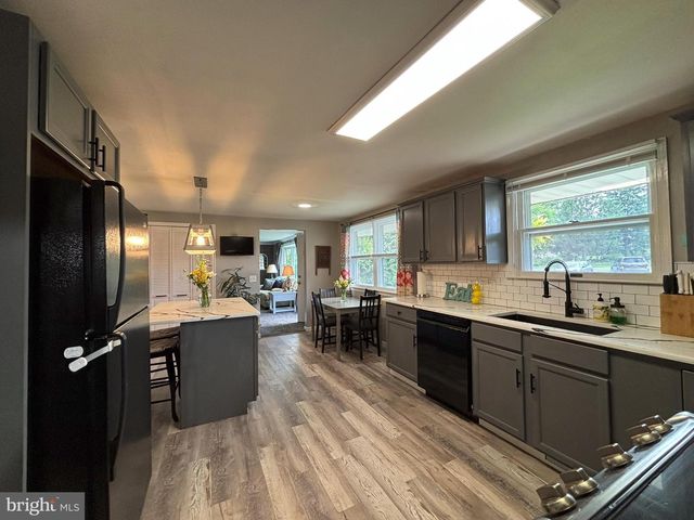 805 SENTZ DR, Mount Joy, PA 17552