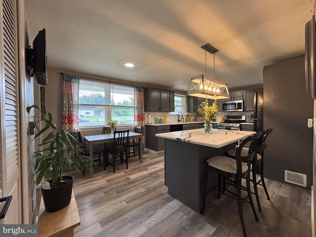 805 SENTZ DR, Mount Joy, PA 17552