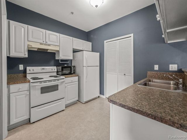 7683 Ambassador Drive, Shelby Twp, MI 48316