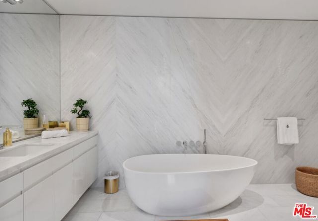 9000 W 3rd Street 106, Los Angeles, CA 90048