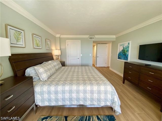 10851 GULF SHORE DR 303, Naples, FL 34108