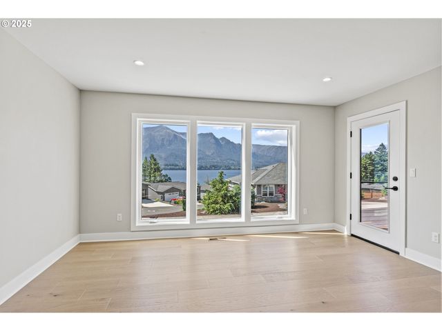 243 Ne HEMMINGWAY Dr, Stevenson, WA 98648