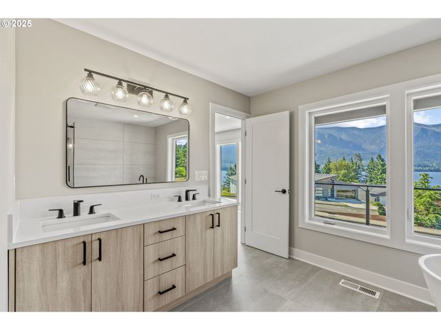 243 Ne HEMMINGWAY Dr, Stevenson, WA 98648