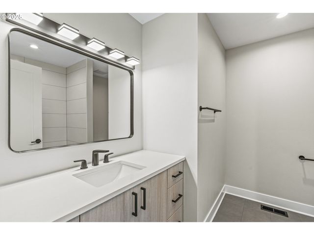 243 Ne HEMMINGWAY Dr, Stevenson, WA 98648