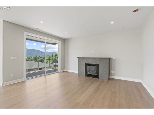 243 Ne HEMMINGWAY Dr, Stevenson, WA 98648