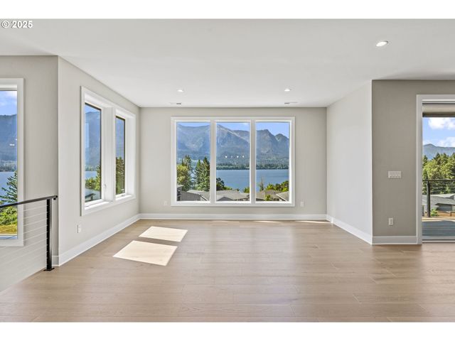 243 Ne HEMMINGWAY Dr, Stevenson, WA 98648