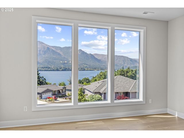 243 Ne HEMMINGWAY Dr, Stevenson, WA 98648