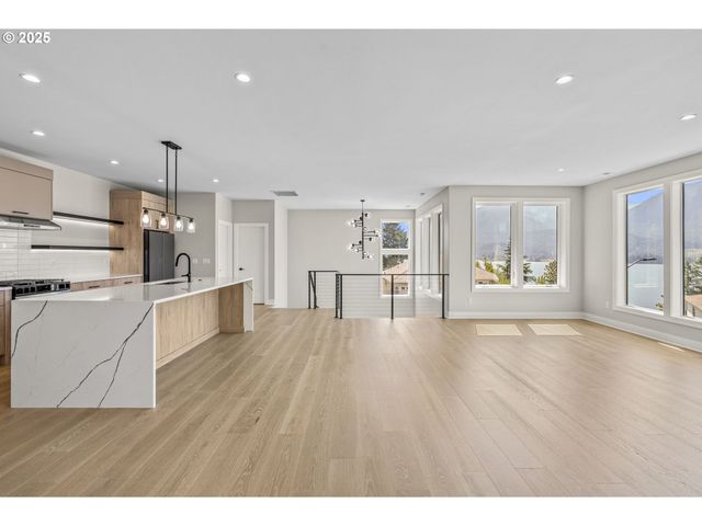 243 Ne HEMMINGWAY Dr, Stevenson, WA 98648