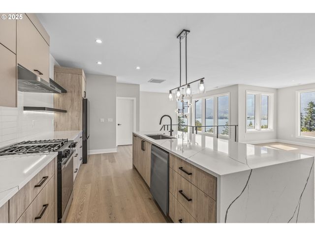 243 Ne HEMMINGWAY Dr, Stevenson, WA 98648