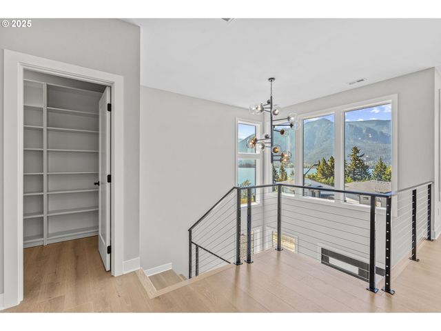 243 Ne HEMMINGWAY Dr, Stevenson, WA 98648