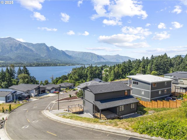 243 Ne HEMMINGWAY Dr, Stevenson, WA 98648