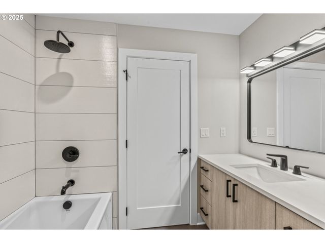 243 Ne HEMMINGWAY Dr, Stevenson, WA 98648