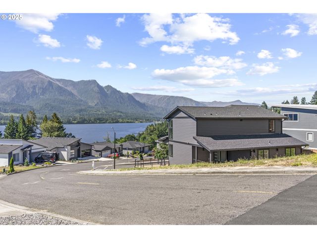 243 Ne HEMMINGWAY Dr, Stevenson, WA 98648