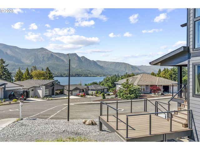 243 Ne HEMMINGWAY Dr, Stevenson, WA 98648