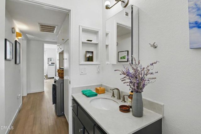 10960 Bluffside 102, Studio City, CA 91604