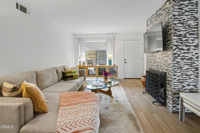 10960 Bluffside 102, Studio City, CA 91604