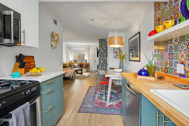 10960 Bluffside 102, Studio City, CA 91604