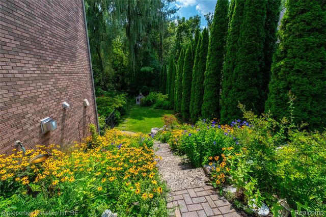 32405 Maria Court, Livonia, MI 48152