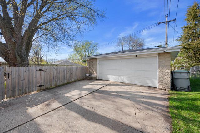 10810 Harvest LANE, Milwaukee, WI 53225