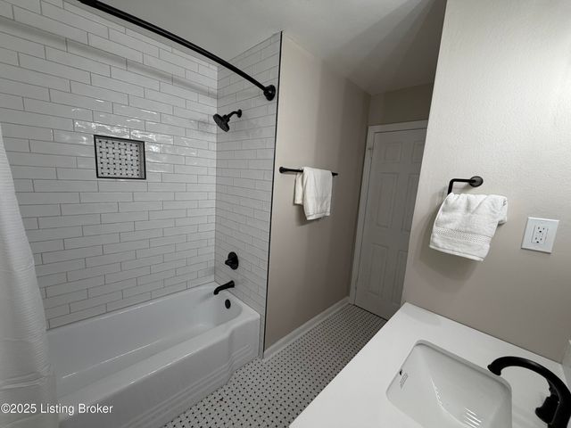 8318 Smithton Rd, Louisville, KY 40219