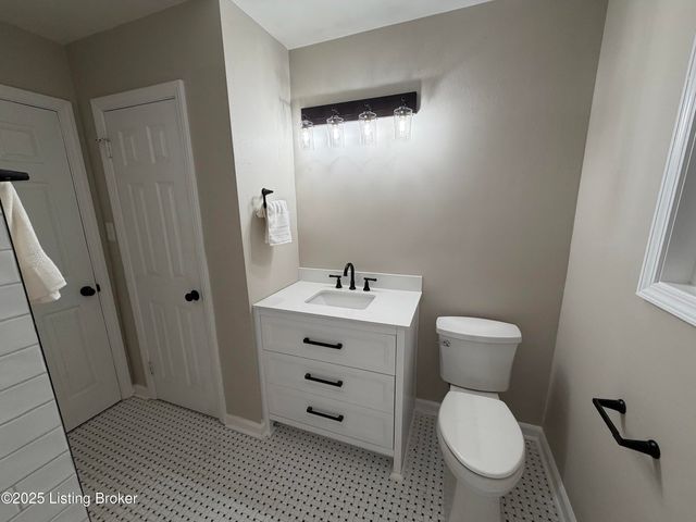 8318 Smithton Rd, Louisville, KY 40219