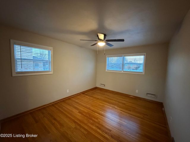 8318 Smithton Rd, Louisville, KY 40219