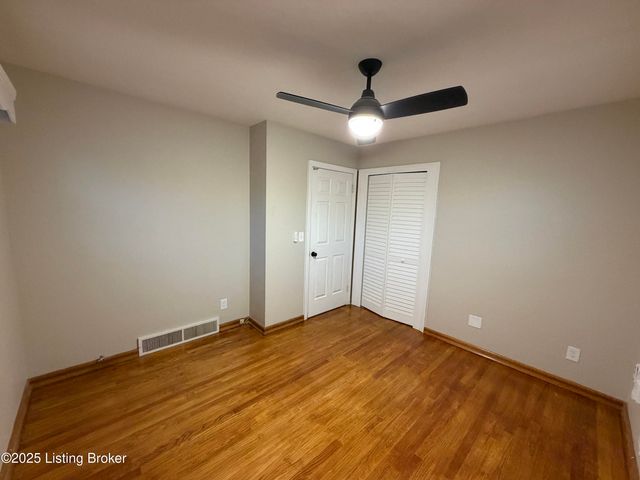 8318 Smithton Rd, Louisville, KY 40219