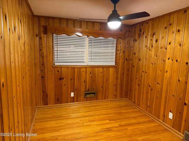 8318 Smithton Rd, Louisville, KY 40219