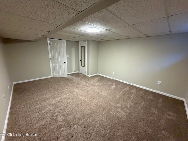 8318 Smithton Rd, Louisville, KY 40219