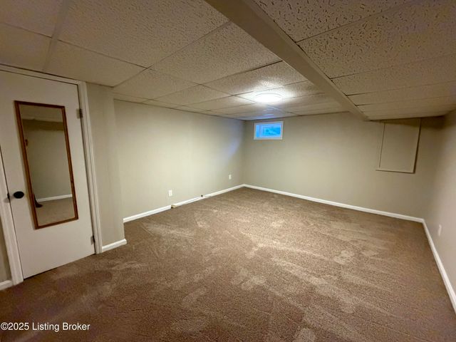 8318 Smithton Rd, Louisville, KY 40219