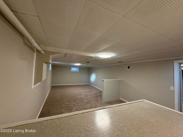 8318 Smithton Rd, Louisville, KY 40219