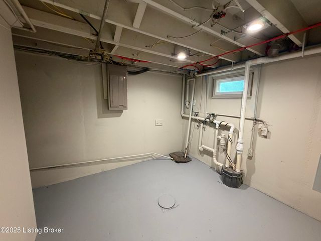 8318 Smithton Rd, Louisville, KY 40219