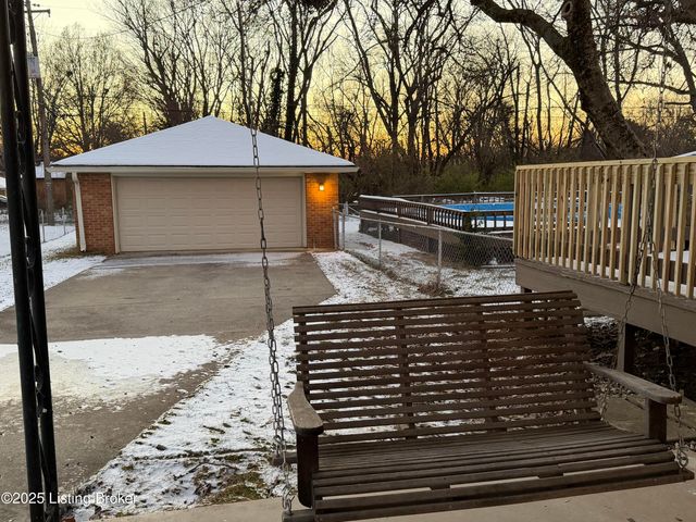 8318 Smithton Rd, Louisville, KY 40219