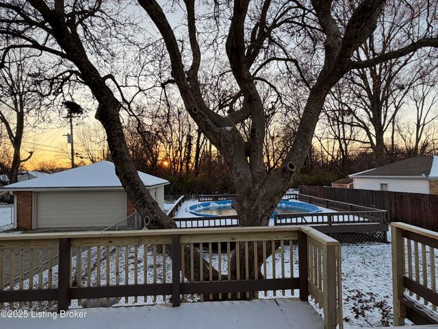 8318 Smithton Rd, Louisville, KY 40219