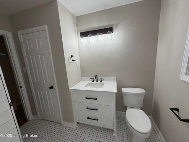 8318 Smithton Rd, Louisville, KY 40219