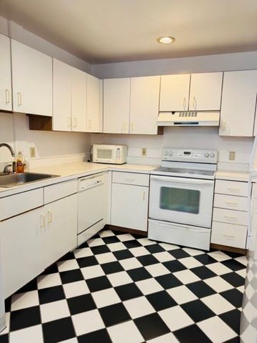 10 Weston St 205, Quincy, MA 02170