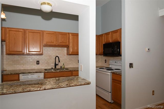 62310 Arlington Circle 3, South Lyon, MI 48178