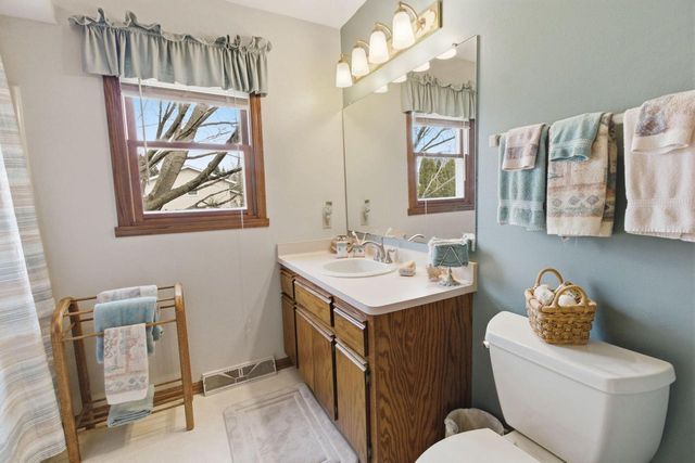 900 E Elm ROAD, Oak Creek, WI 53154