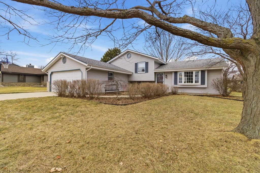 900 E Elm ROAD, Oak Creek, WI 53154