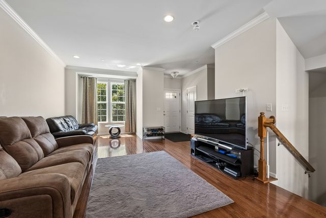 69 Nicholas Drive W, Des Plaines, IL 60016