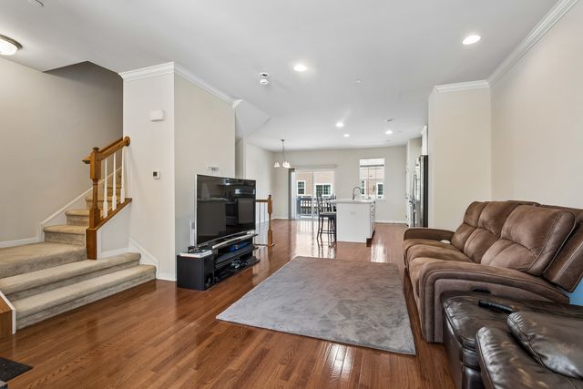 69 Nicholas Drive W, Des Plaines, IL 60016